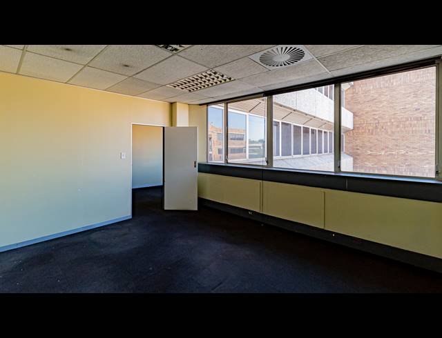 1,100M² OFFICE TO LET IN FERNDALE